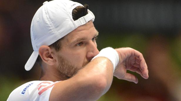 Ein Mann mit weißer Kappe und Schweißband wischt sich den Schweiß ab.