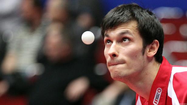 Stefan Fegerl scheiterte in der Qualifikation Ein Tischtennisspieler fixiert den Ball in der Luft.
