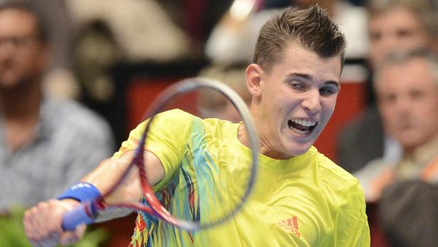 Ein Tennisspieler schlägt den Ball mit seinem Schläger.