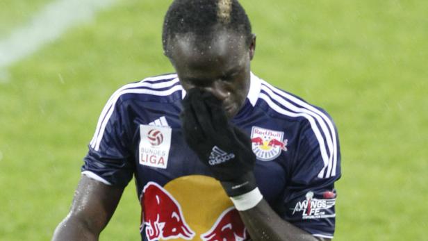 Ein Fußballspieler von Red Bull Salzburg verdeckt sein Gesicht mit der Hand.