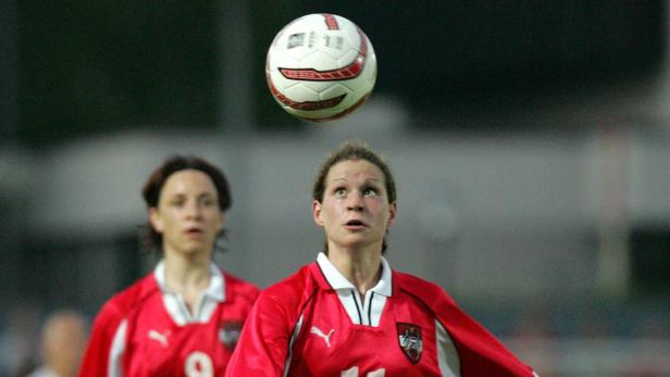 Eine österreichische Fußballspielerin köpft einen Ball.