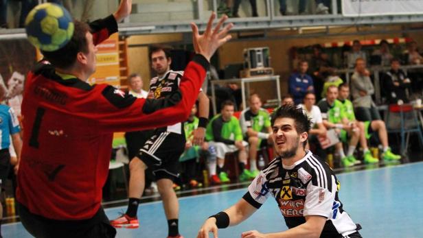 Ein Handballspieler wirft den Ball während eines Spiels.