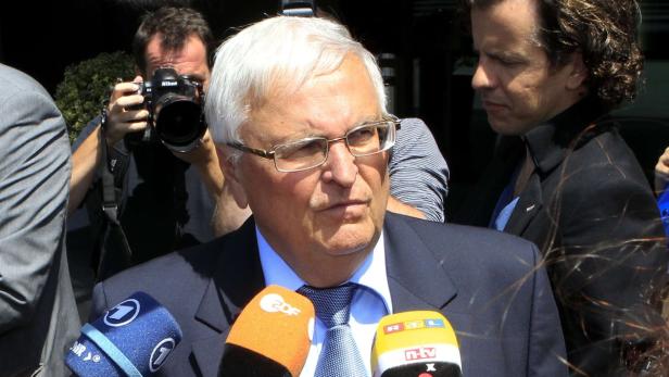 REUTERSTheo Zwanziger, former president of the German Football Association (DFB) and member of the FIFAs executive committee talks to the media after a committee meeting in Zurich July 17, 2012. FIFA agreed to re-examine the details of the ISL case follow FIFA regt Korruptionsindex an