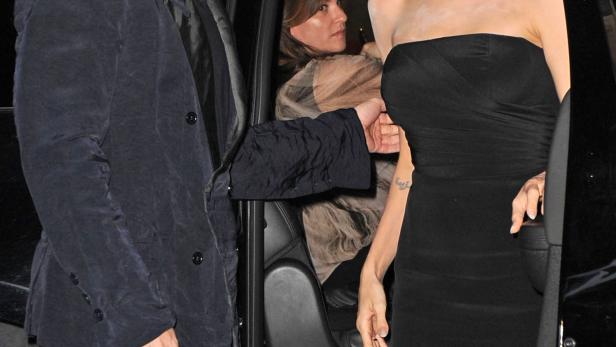 Brad Pitt und Angelina Jolie steigen aus einem Auto.