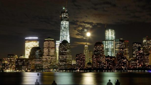Die Skyline von New York City bei Nacht, beleuchtet vom Mond.