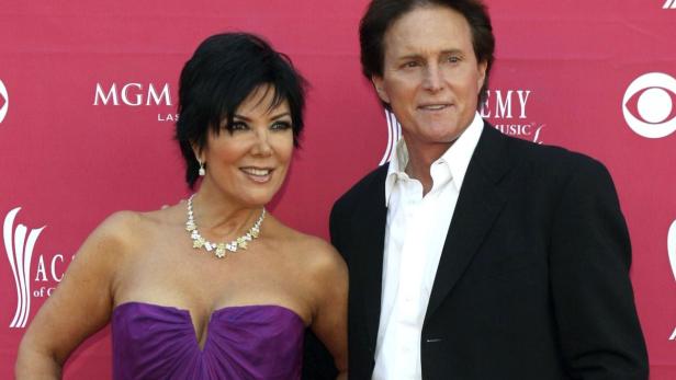 Kris Jenner und Caitlyn Jenner posieren auf einem roten Teppich.