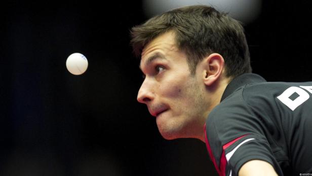 Ein Tischtennisspieler konzentriert sich auf den Ball.