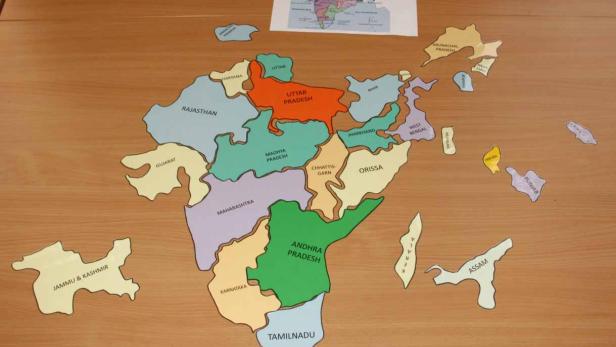 Eine Karte von Indien, zusammengesetzt aus einzelnen Bundesstaaten auf einem Tisch.