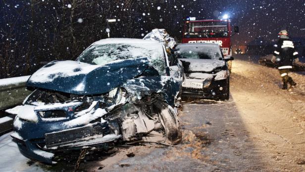 APA11639274-2 - 26022013 - MATTIGHOFEN - ÖSTERREICH: ZU APA-TEXT CI - Aufgrund starker Schneefälle kam es am Dienstag, 26. Februar 2013, im Innviertel (OÖ) zu zahlreichen Verkehrsunfällen - im Bild ein Unfall auf der B147 zwischen Munderfing und Mattighofen, der 3 Verletzte forderte. APA-FOTO: MANFRED FESL