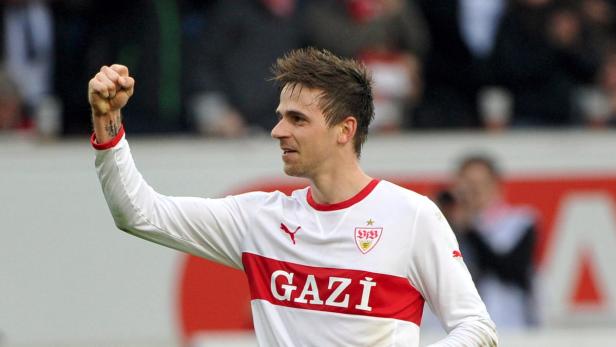 Ein Fußballspieler des VfB Stuttgart jubelt mit erhobener Faust.