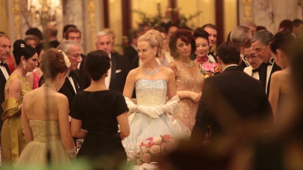 Nicole Kidman in einem hellblauen Ballkleid bei einer formellen Veranstaltung.