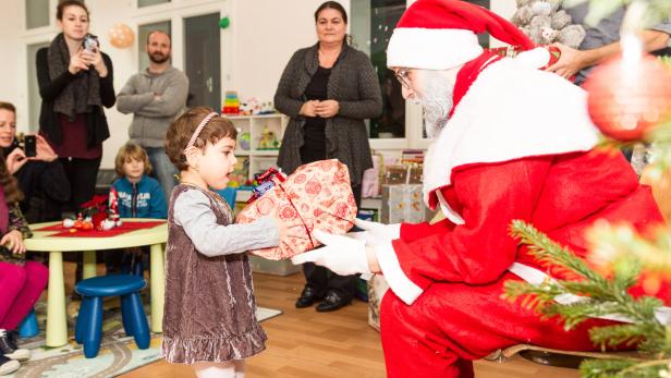 Im Wiener Haus „Damaris“ der Caritas beschenkte der Weihnachtsmann jedes einzelne Flüchtlingskind.