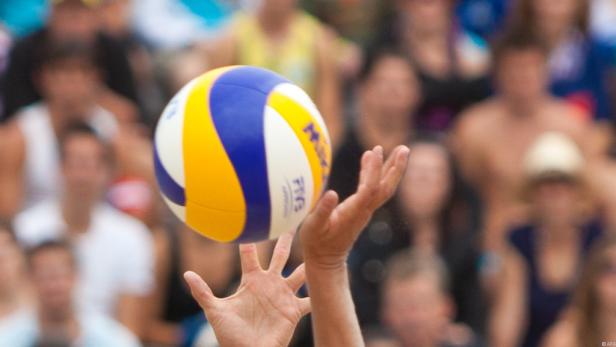 Ein Volleyball wird vor einer Zuschauermenge hochgespielt.