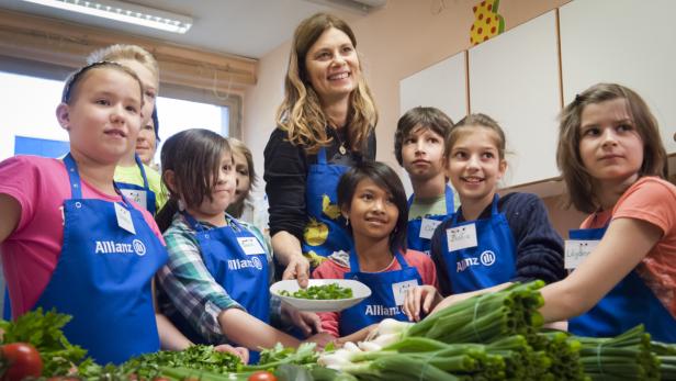 So macht Kochen Spaß: Die Spitzenköchin Sarah Wiener macht den Volksschulkindern aus Neusiedl am See Lust auf gesunde Ernährung