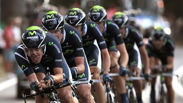 Mehrere Radrennfahrer des Teams Movistar während eines Rennens.