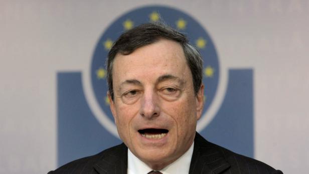 Mario Draghi spricht vor dem Hintergrund der Europaflagge.