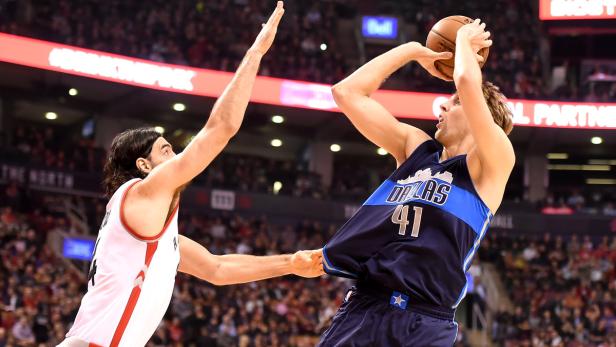 Dirk Nowitzki beim Wurf während eines Basketballspiels.