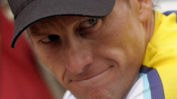 Nahaufnahme eines Mannes mit schwarzer Kappe und gelbem Trikot.