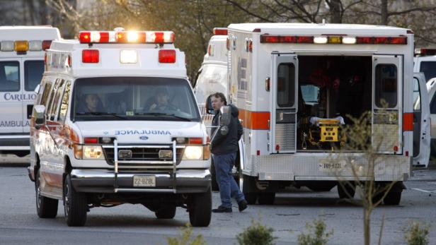 REUTERSAn ambulance departs Norris Hall as another waits at Virginia Tech in Blacksburg, Virginia, April 16, 2007. A gunman killed 32 people at the Virginia university, many of them students attending class, and then shot himself dead on Monday in the dea USA: Tod durch Koffein-Drink?