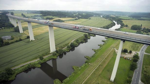 Die Ruhrtal Brücke bei Muelheim an der Grenze zu Essen ist mit 1830 Meter die längste Straßenbrücke aus Stahl, sie wurde nach 40 Jahren 2013 endlich komplett saniert.