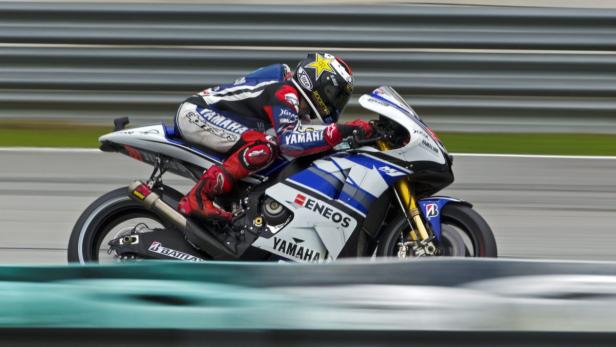 Ein Motorradfahrer auf einer Yamaha-Rennmaschine auf einer Rennstrecke.