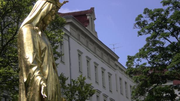 Das Kollegium wurde ursprünglich der unbefleckten Jungfrau Maria geweiht.
