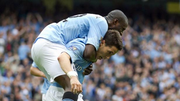 Ein Fußballspieler trägt einen anderen auf seinen Schultern.