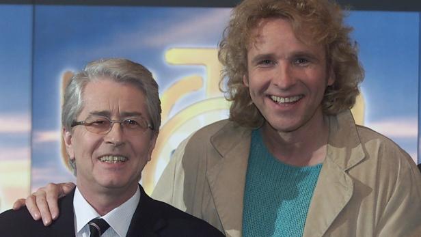 Thomas Gottschalk mit Hape Kerkeling bei einer Fernsehshow.