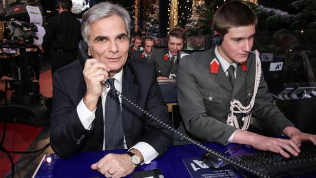 Bundeskanzler Werner Faymann am Spendentelefon.