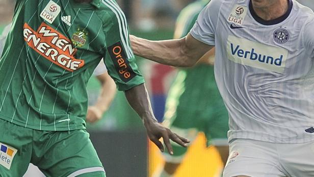 Zwei Fußballspieler im Zweikampf während eines Bundesligaspiels.