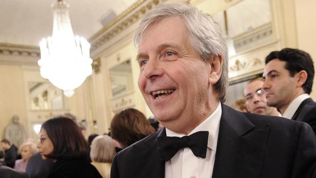 Ein lächelnder Mann mit Fliege auf einer Veranstaltung.