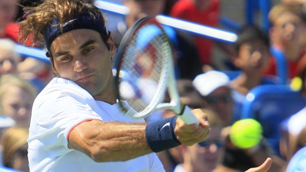 Roger Federer beim Aufschlag während eines Tennisspiels.