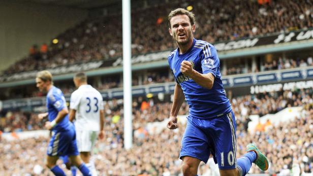 Juan Mata jubelt in seinem blauen Chelsea-Trikot mit der Nummer 10.