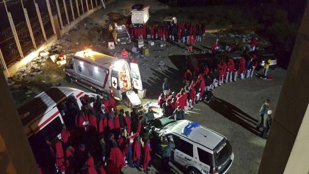 Einsatzkräfte kümmern sich um die Verletzten in Ceuta.