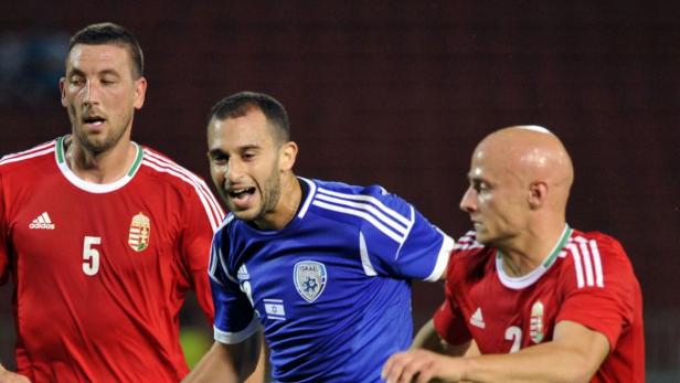 dapdOmer Damari of Israel, center, is challenged by Norbert Meszaros, left, and Jozsef Varga of Hungary during a friendly soccer match between Hungary and Israel in Puskas Ferenc Stadium in Budapest, Hungary, Wednesday, Aug. 15, 2012. (Foto:MTI,Laszlo Bel Antisemitische Ausfälle bei Testmatch