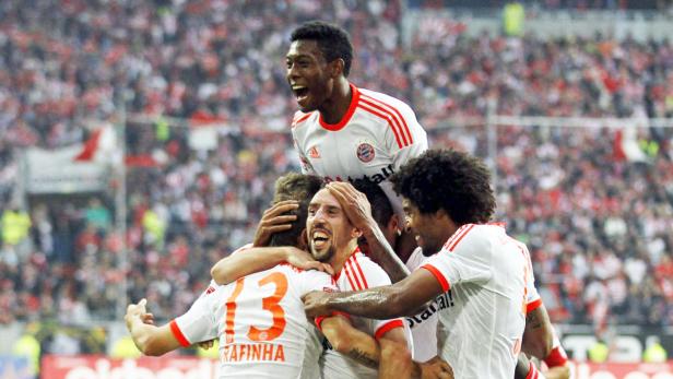 REUTERSDavid Alaba of Bayern Munich jumps on his team mates to celebrate a goal by Rafinha (C obscured) against Fortuna Duesseldorf during their first division Bundesliga soccer match in Duesseldorf October 20, 2012. Bayern Munich beat Fortuna Duesseldorf Alaba kam, sah und bereitete ein Tor vor