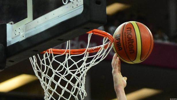 Ein Basketball wird in einen Korb geworfen.