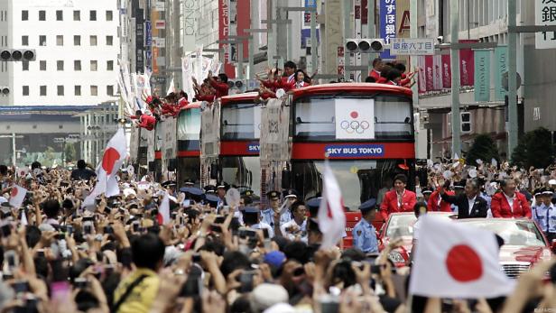 Japans Sportler ließen sich feiern 500.000 bejubelten Japans Olympioniken in Tokio