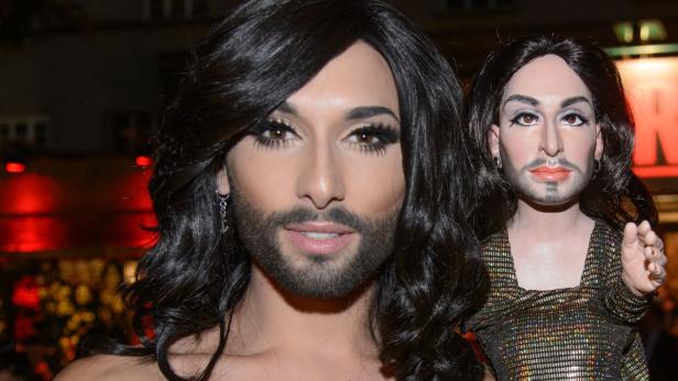 Nahaufnahme von Conchita Wurst mit einer Puppe, die ihr ähnelt.