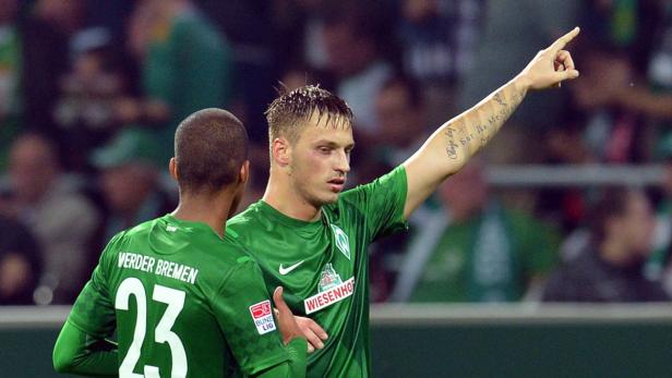 EPAepa03440571 Bremens Marko Arnautovic (R) celebrates with his teammate Theodor Gebre Selassie (L) after scoring the 2-0 lead during the German Bundesliga soccer match between Werder Bremen and Borussia Moenchengladbach at Weser Stadium in Bremen, Germa Zwei Legionäre treffen für Werder