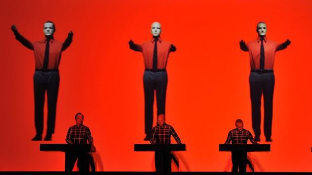 Bildtext: German electronic music band Kraftwerk perform their song &quot;The Robots&quot; during the Kraftwerk - Retrospective 1 2 3 4 5 6 7 8 performance at the Museum of Modern Art in New York April 10, 2012. The band will perform from April 10 -17. REUTERS/Jason Szenes (UNITED STATES - Tags: ENTERTAINMENT)