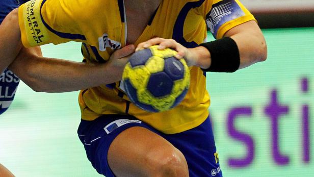 dapdRanders Katrine Fruelund and Hypos Viktoria Redi-Soos, when Randers HK met Hypo Nieder^sterreich in a match in womenís handball Champions League, played in Randers, Denmark on y, Oct. 30t. 30th, 2011. (Foto:POLFOTO, Ernst van Norde/AP/dapd) DENMARK Handball: Hypo zum Erfolg verdammt