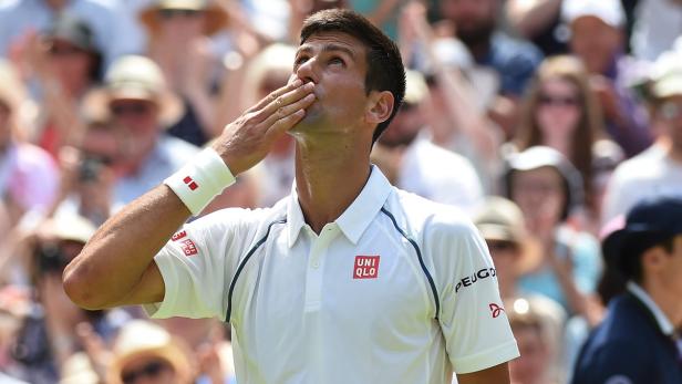 Novak Đoković küsst seine Hand in Richtung des Publikums.