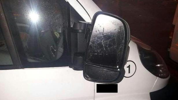 Detailansicht der Fahrertür eines weißen Lieferwagens mit der Nummer 1.