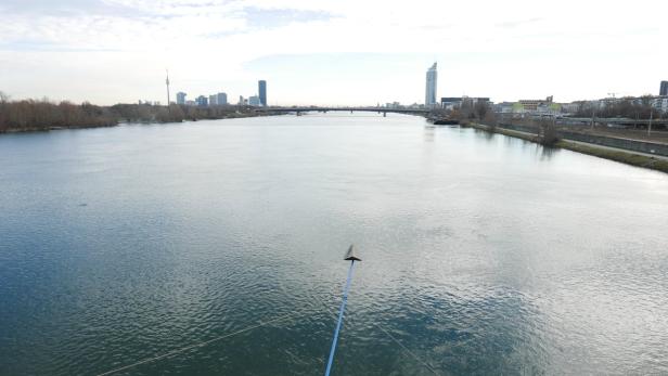 Einstiegsstelle: Oberhalb der Floridsdorfer Brücke ließen wir unser Boot ins Wasser