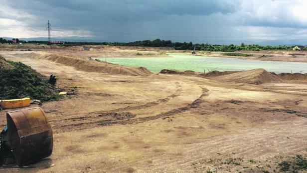 Nach der behördlich vorgeschriebenen Ausbaggerung schaut das Areal noch aus wie eine Baustelle. 2015 sollen die Ufer begrünt sein