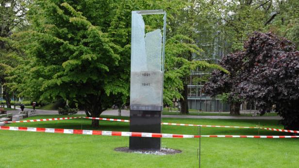 Unbekannte Täter dürften das Glas mit einem spitzen Gegenstand eingeschlagen haben: Totalschaden.