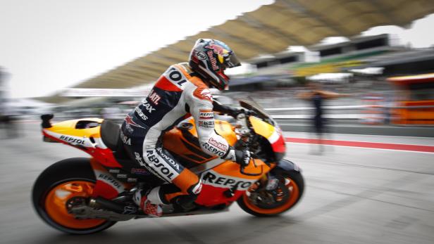 Ein Motorradfahrer auf einer Rennstrecke mit einer Repsol-Maschine.