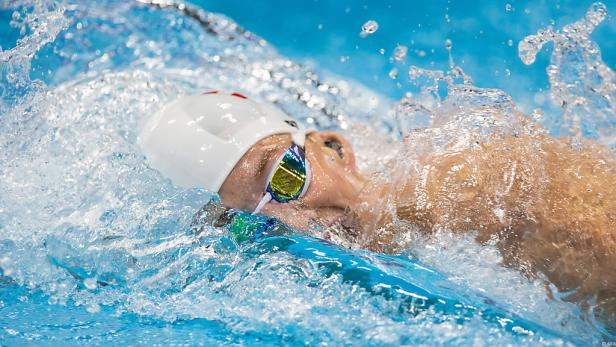 Ein Schwimmer mit Badekappe und Schwimmbrille im Wasser.