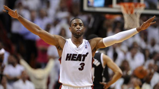 Dwyane Wade, ein Basketballspieler der Miami Heat, streckt die Arme aus.